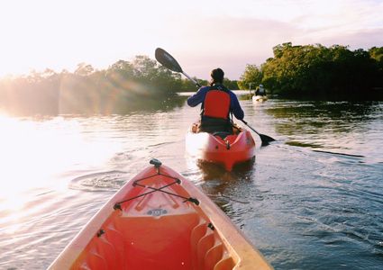 adventure travelers kayaking through the everglades