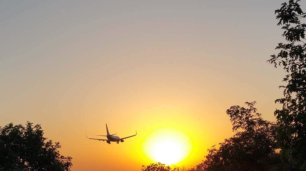 airplane-takeoff-at-sunset-does-carbon-offsetting-flights-work
