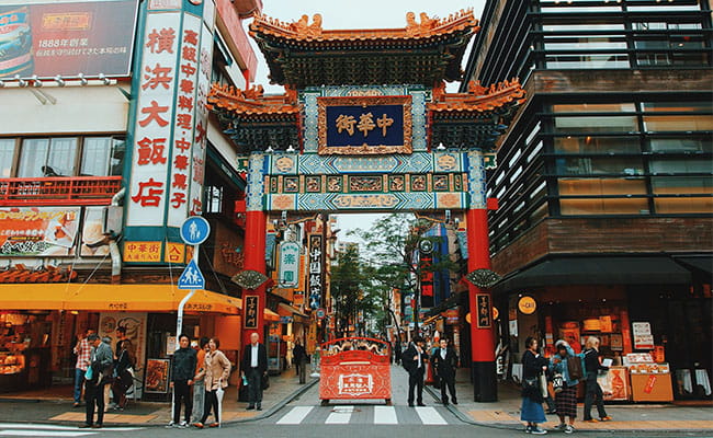 tourists-walking-around-yokohama-chinatown