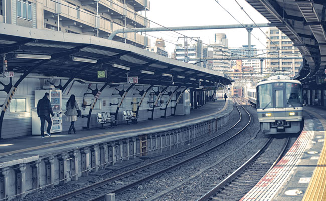 train-at-sakuranomiya-station-in-osaka-japan