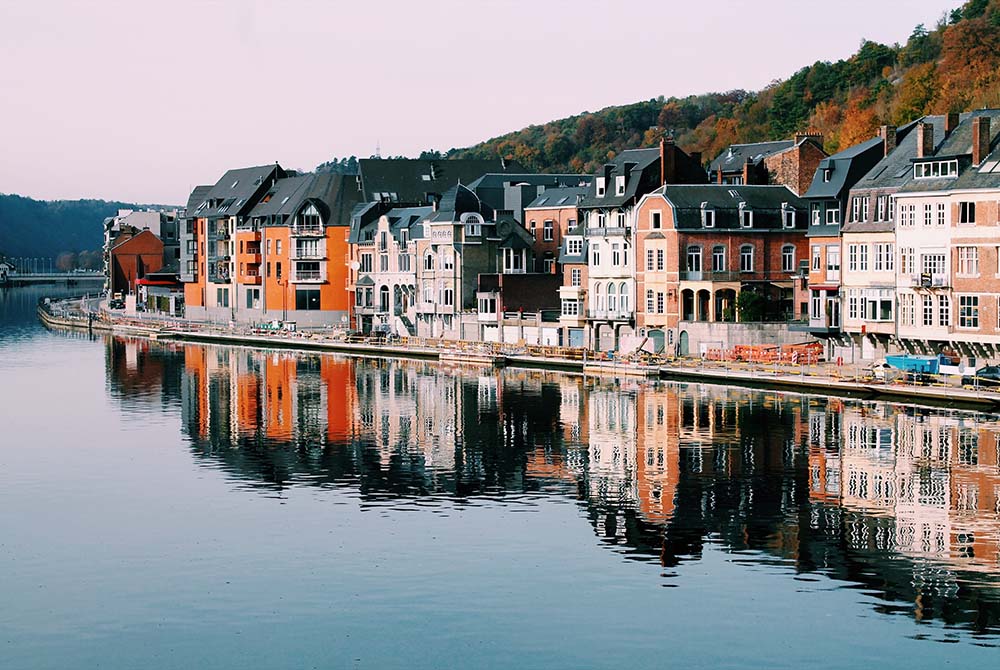 multi-colored-buildings-on-the-water-in-belgium
