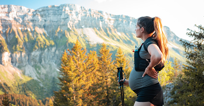 pregnancy-travel-pregnant-woman-hiking-in-mountains
