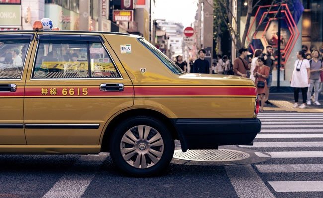 taxi-on-tokyo-street