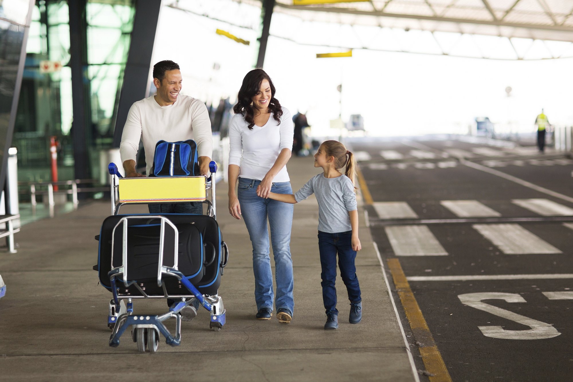 young_family_at_airport