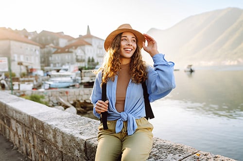woman-enjoing-her-vacation-looking-at-surroundings