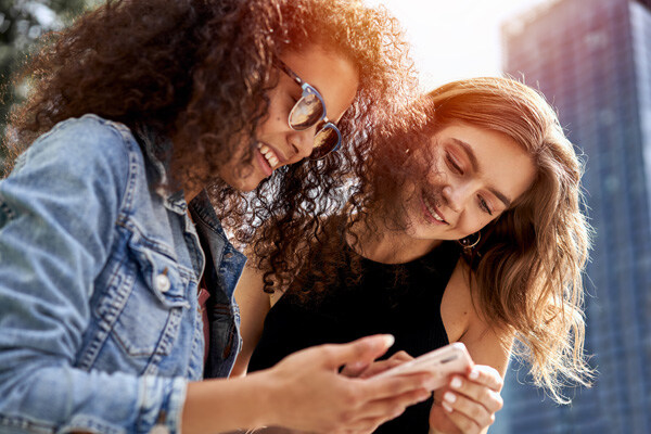 women-are-using-the-smart-phone
