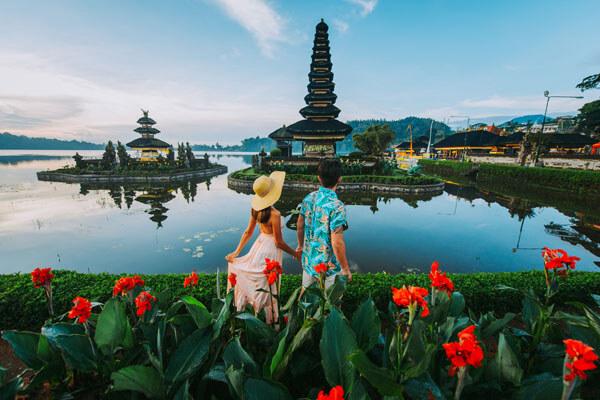couple-spending-time-at-the-ulun-datu-bratan-temple-in