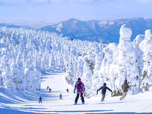 people-racing-down-in-a-slope-through-the-snow-monsters