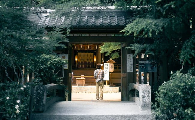 tourist-entering-temple-in-uji-japan